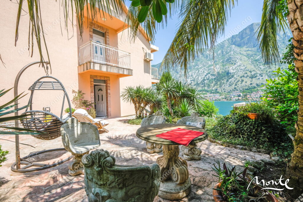 Prostrana kuća sa panoramskim pogledom na zaliv i stari grad Kotor 24