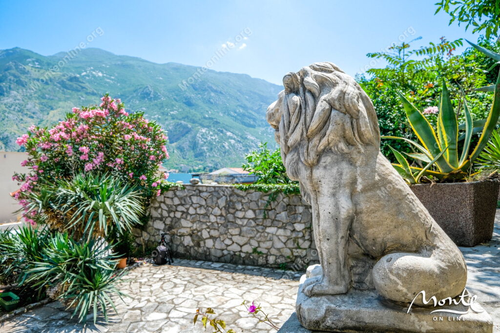 Prostrana kuća sa panoramskim pogledom na zaliv i stari grad Kotor 26