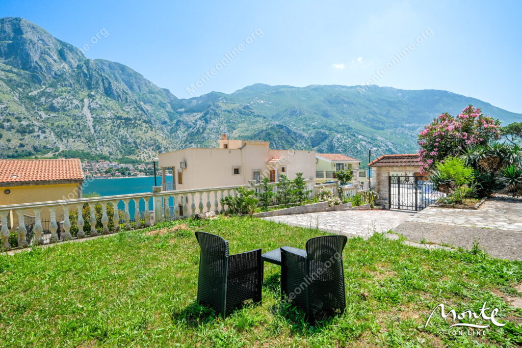 Prostrana kuća sa panoramskim pogledom na zaliv i stari grad Kotor 28