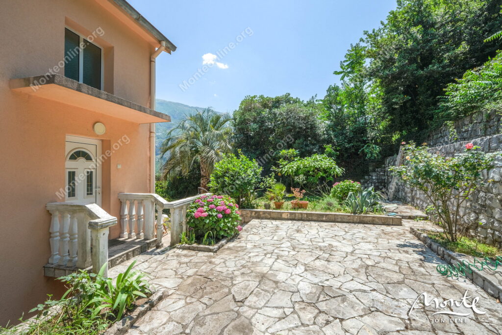 Prostrana kuća sa panoramskim pogledom na zaliv i stari grad Kotor 30