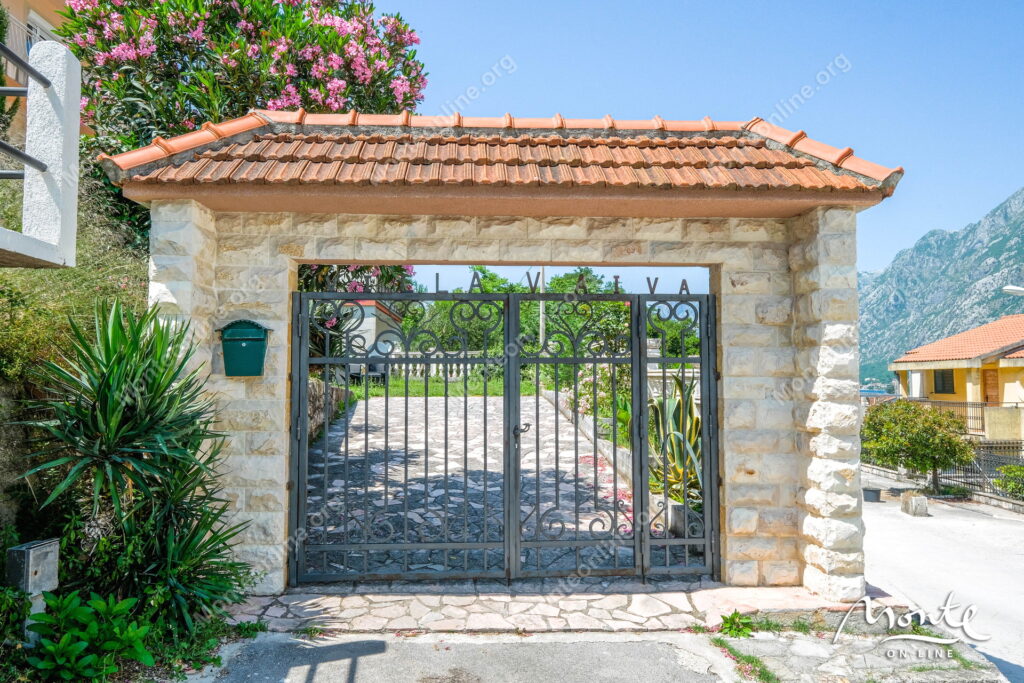 Prostrana kuća sa panoramskim pogledom na zaliv i stari grad Kotor 31