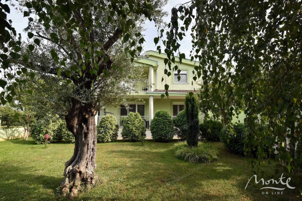 sovremennyj meblirovannyj dom s sadom v tihom rajone ryadom s podgoriczej 36