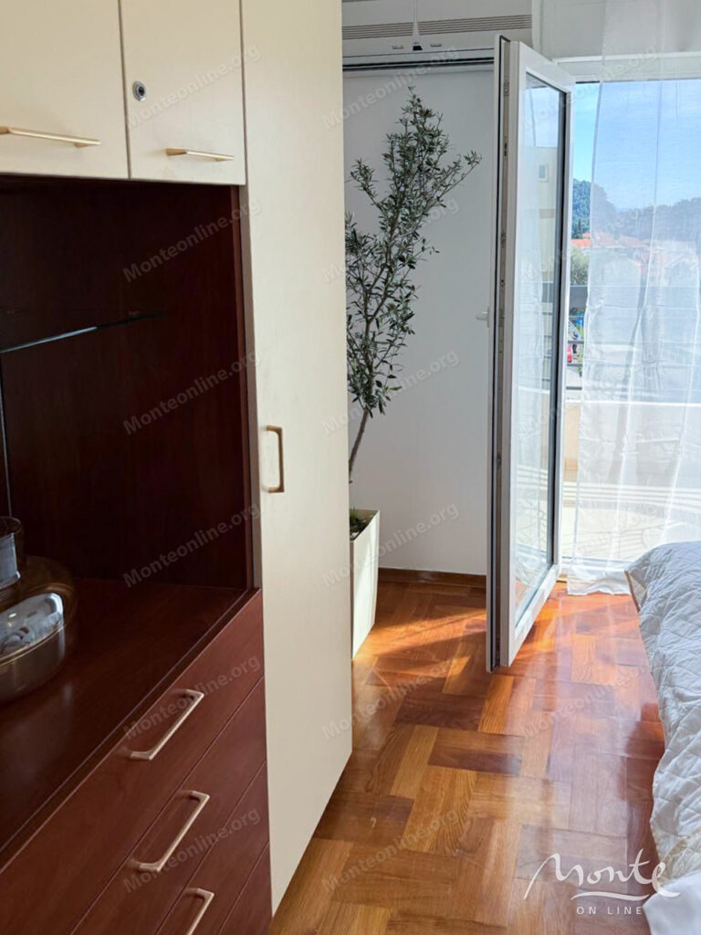 stilnaya kvartira s 1 spalnej sovremennym remontom i vidom na more v petrovacze 06