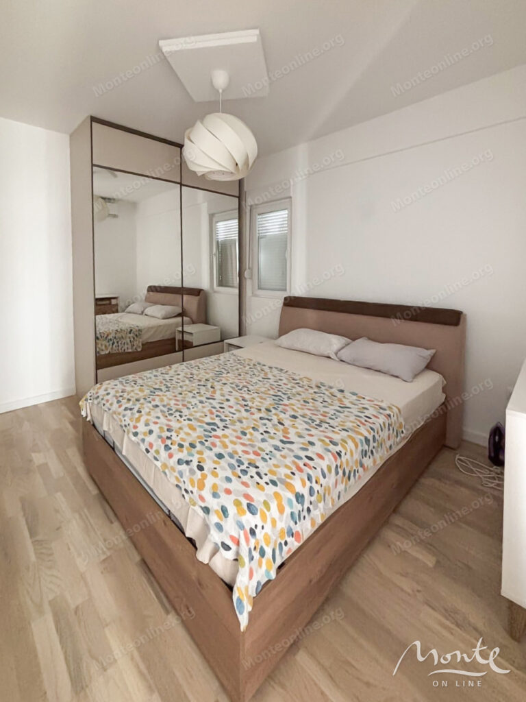 stilnaya meblirovannaya kvartira s 2 spalnyami v sovremennom dome v czentre podgoriczy 05