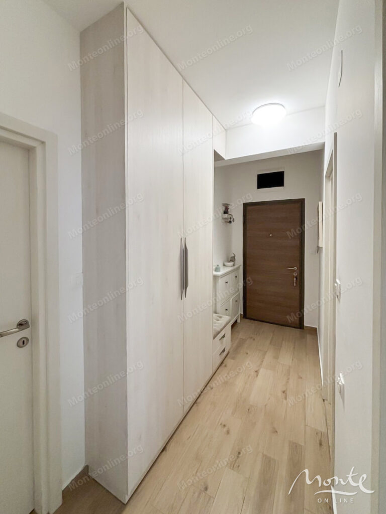 stilnaya meblirovannaya kvartira s 2 spalnyami v sovremennom dome v czentre podgoriczy 06