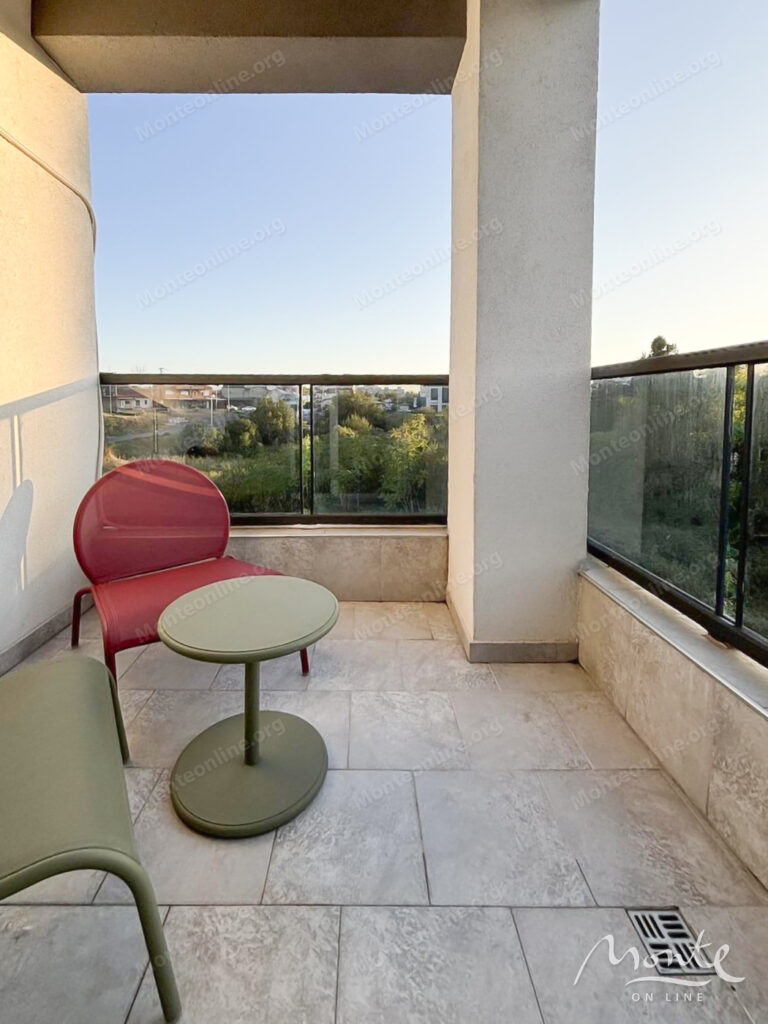 stilnaya meblirovannaya kvartira s 2 spalnyami v sovremennom dome v czentre podgoriczy 07