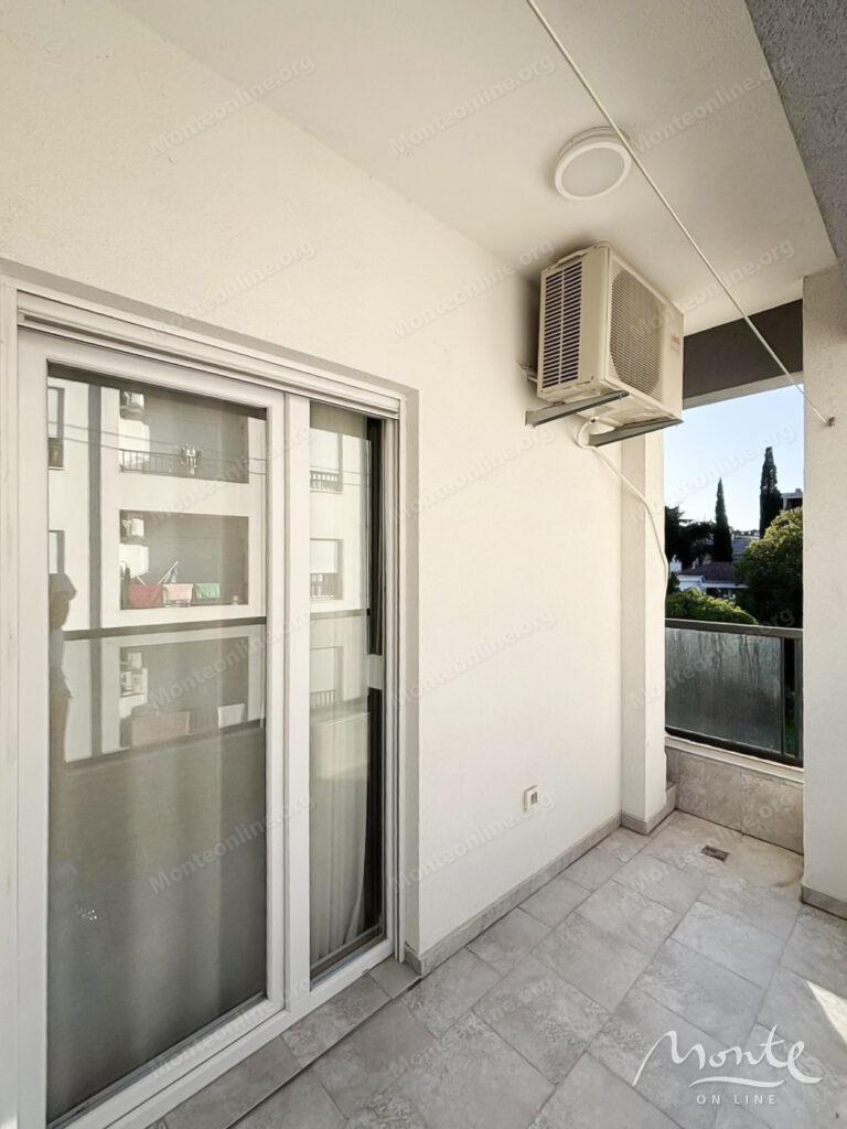 stilnaya meblirovannaya kvartira s 2 spalnyami v sovremennom dome v czentre podgoriczy 08