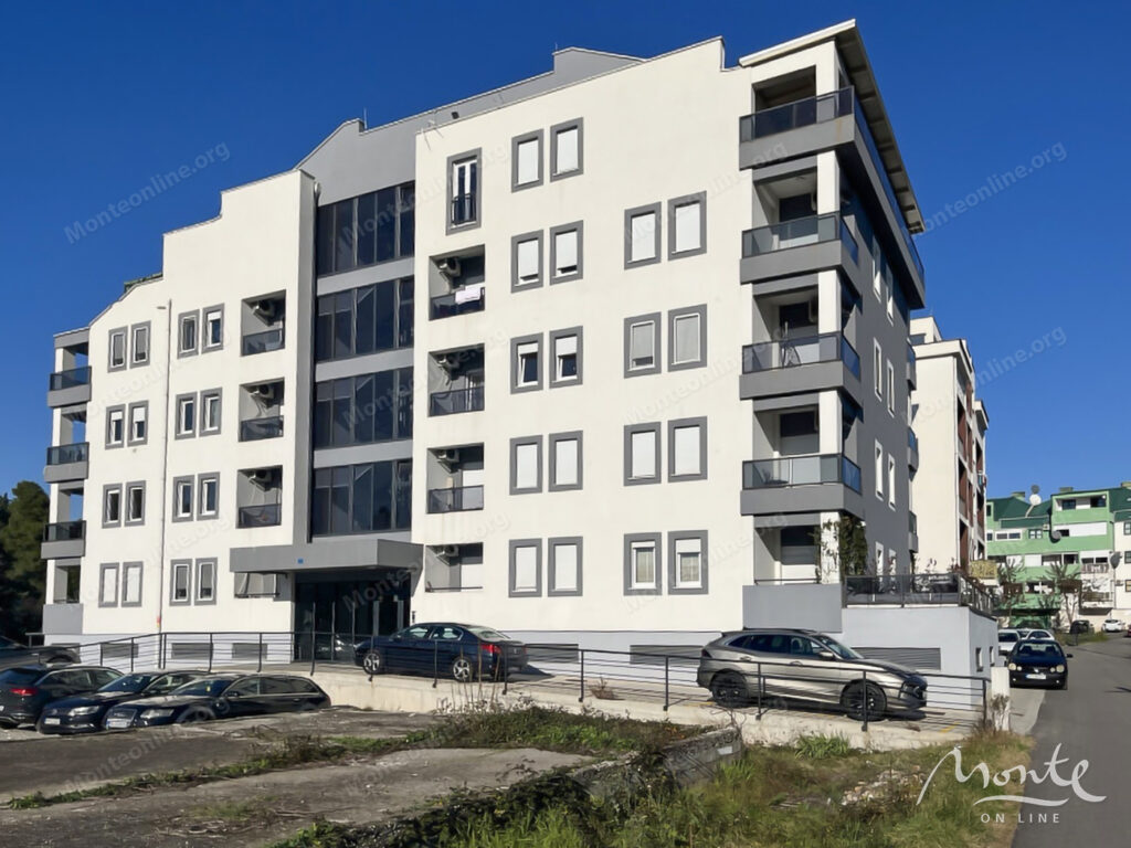 stilnaya meblirovannaya kvartira s 2 spalnyami v sovremennom dome v czentre podgoriczy 10