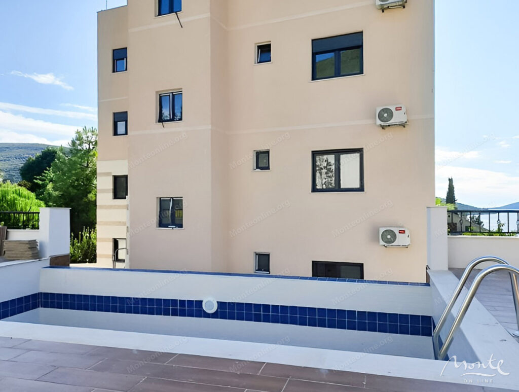 studiya v komplekse s bassejnom i garazhnym mestom v 150 metrah ot morya kumbor 03