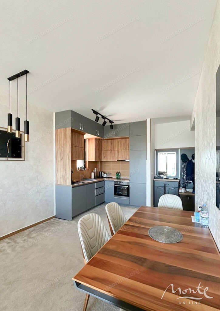 svetlaya kvartira s 2 spalnyami i panoramnym vidom na more v bechichi 03