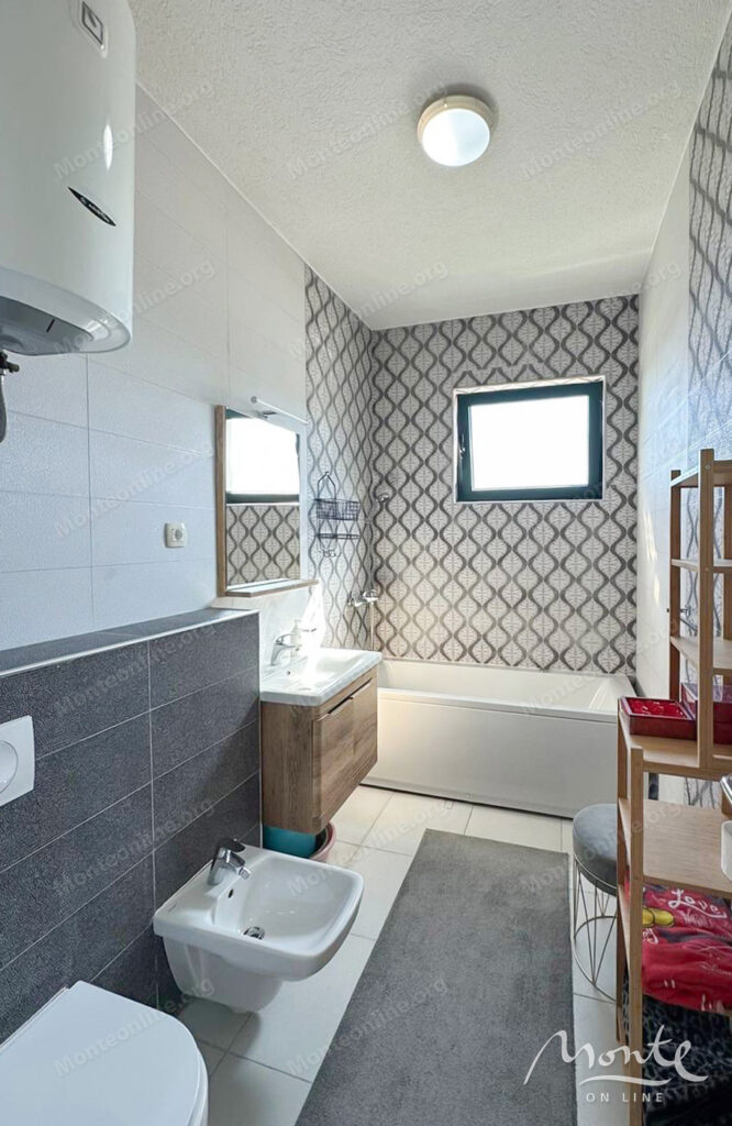 svetlaya kvartira s 2 spalnyami i panoramnym vidom na more v bechichi 09