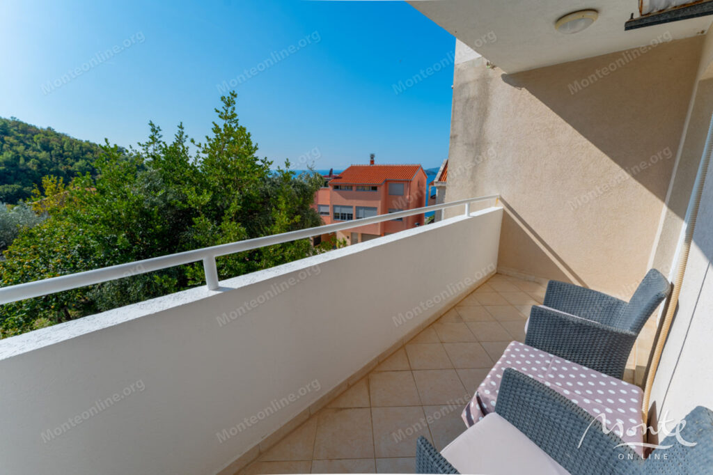 svetlaya kvartira s 2 spalnyami i vidom na more v przhno 01