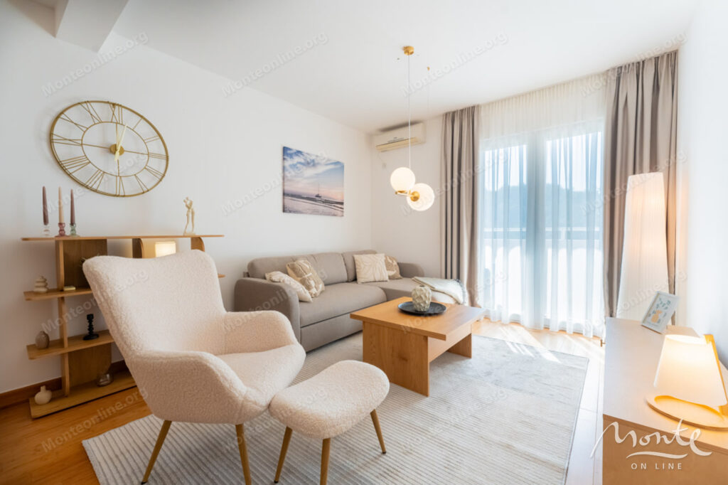 svetlaya kvartira s 2 spalnyami i vidom na more v przhno 02