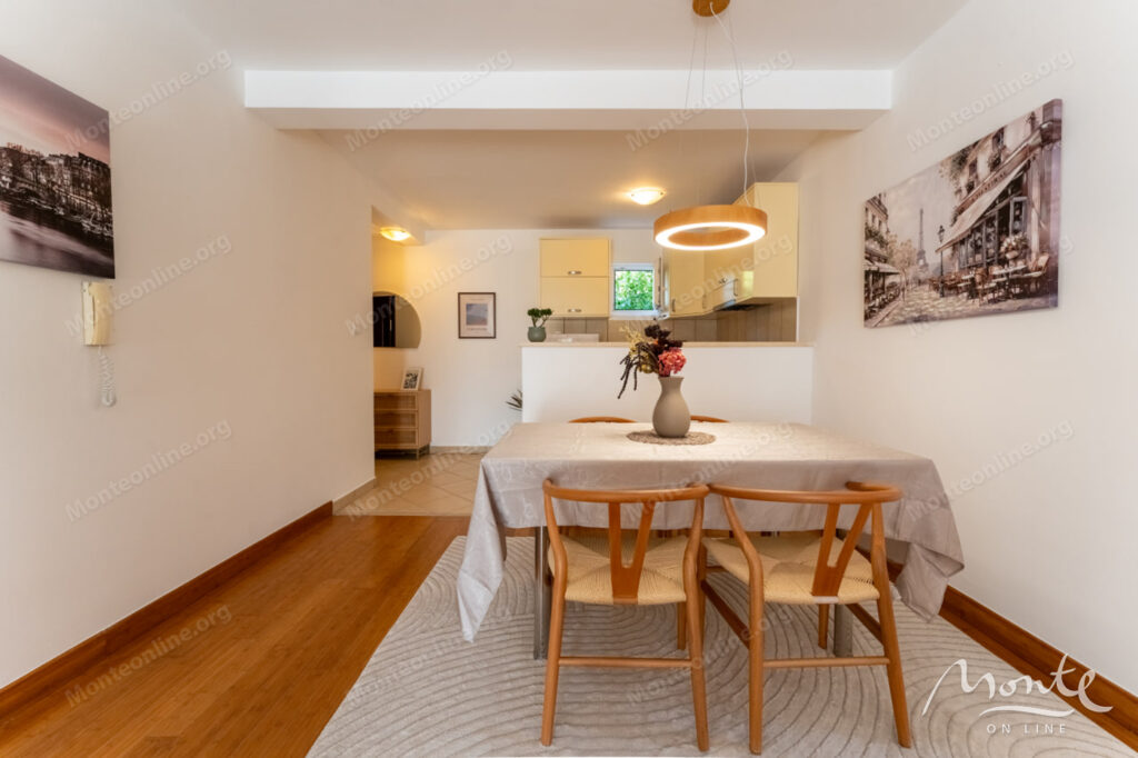 svetlaya kvartira s 2 spalnyami i vidom na more v przhno 05