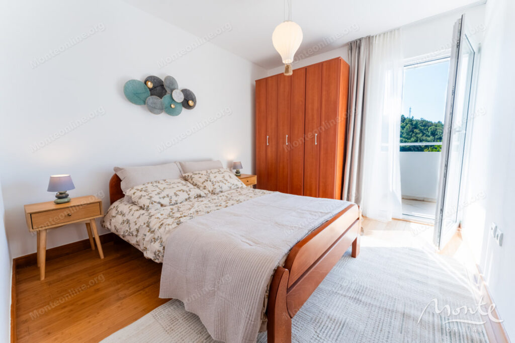 svetlaya kvartira s 2 spalnyami i vidom na more v przhno 08