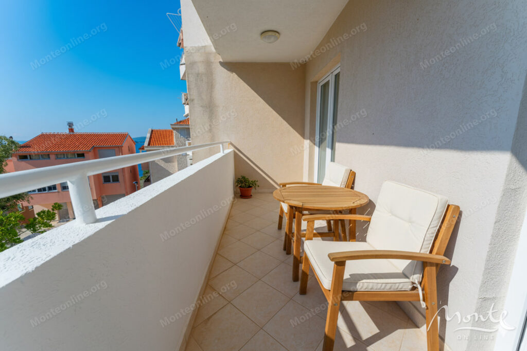 svetlaya kvartira s 2 spalnyami i vidom na more v przhno 12