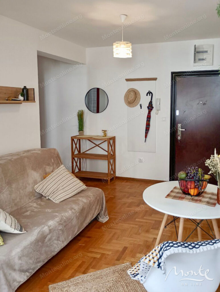 uyutnaya kvartira s 1 spalnej i terrasoj v budve rajon rozino 03