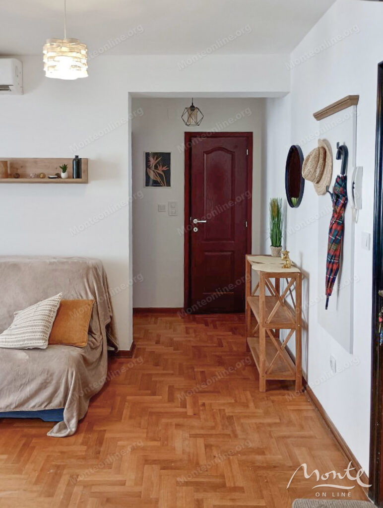 uyutnaya kvartira s 1 spalnej i terrasoj v budve rajon rozino 04