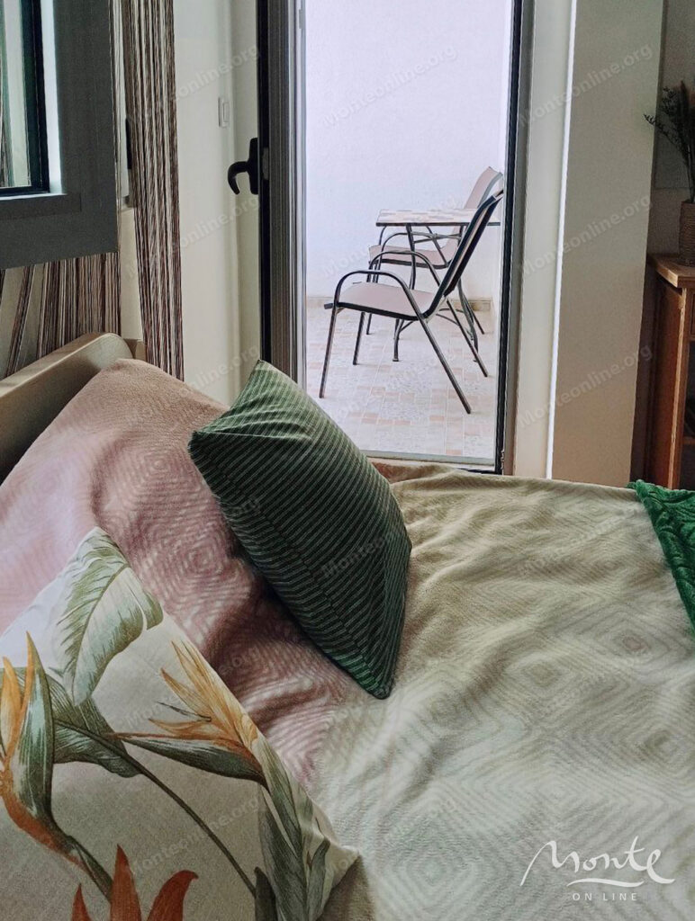 uyutnaya kvartira s 1 spalnej i terrasoj v budve rajon rozino 06