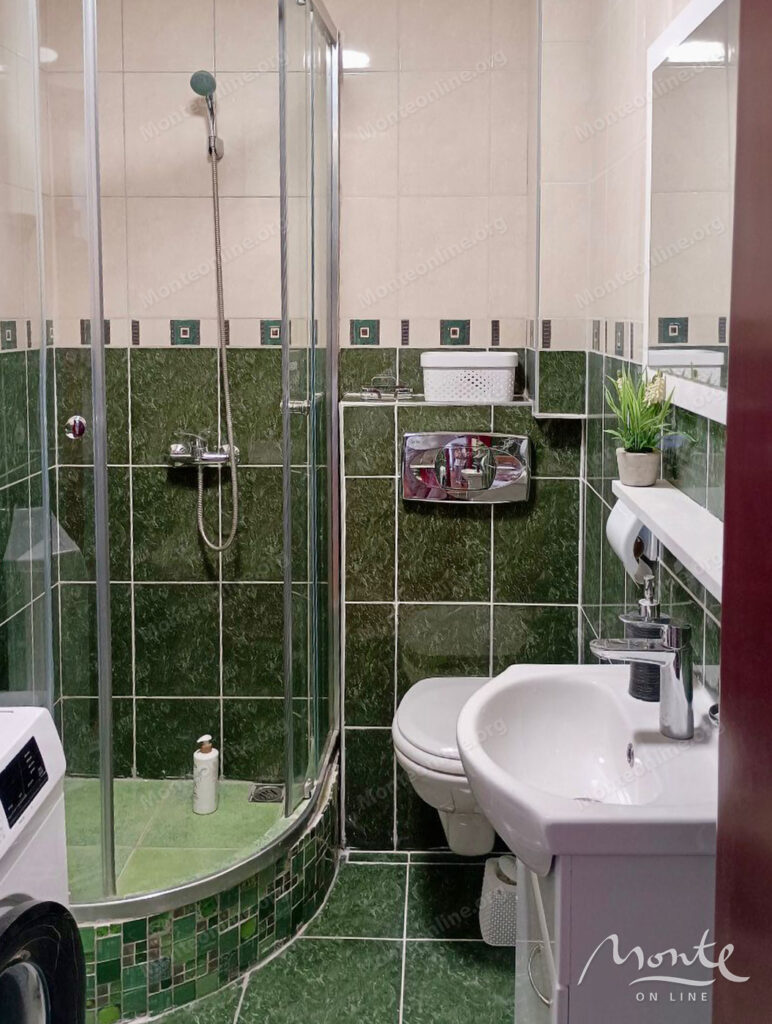 uyutnaya kvartira s 1 spalnej i terrasoj v budve rajon rozino 09