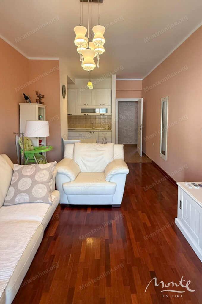 uyutnaya kvartira s 2 spalnyami garazhom i vidom na more v petrovcze 03