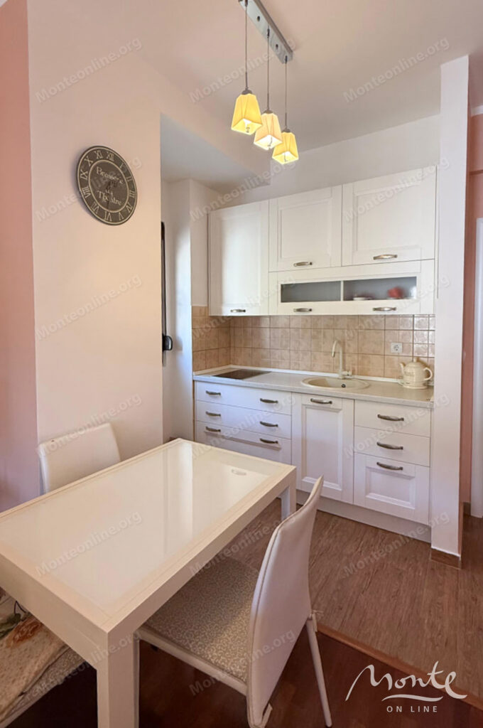 uyutnaya kvartira s 2 spalnyami garazhom i vidom na more v petrovcze 09