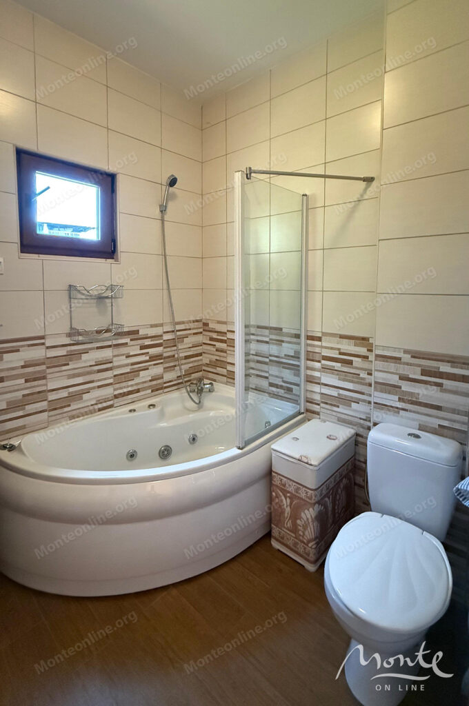 uyutnaya kvartira s 2 spalnyami garazhom i vidom na more v petrovcze 10