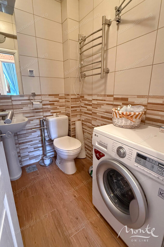 uyutnaya kvartira s 2 spalnyami garazhom i vidom na more v petrovcze 11