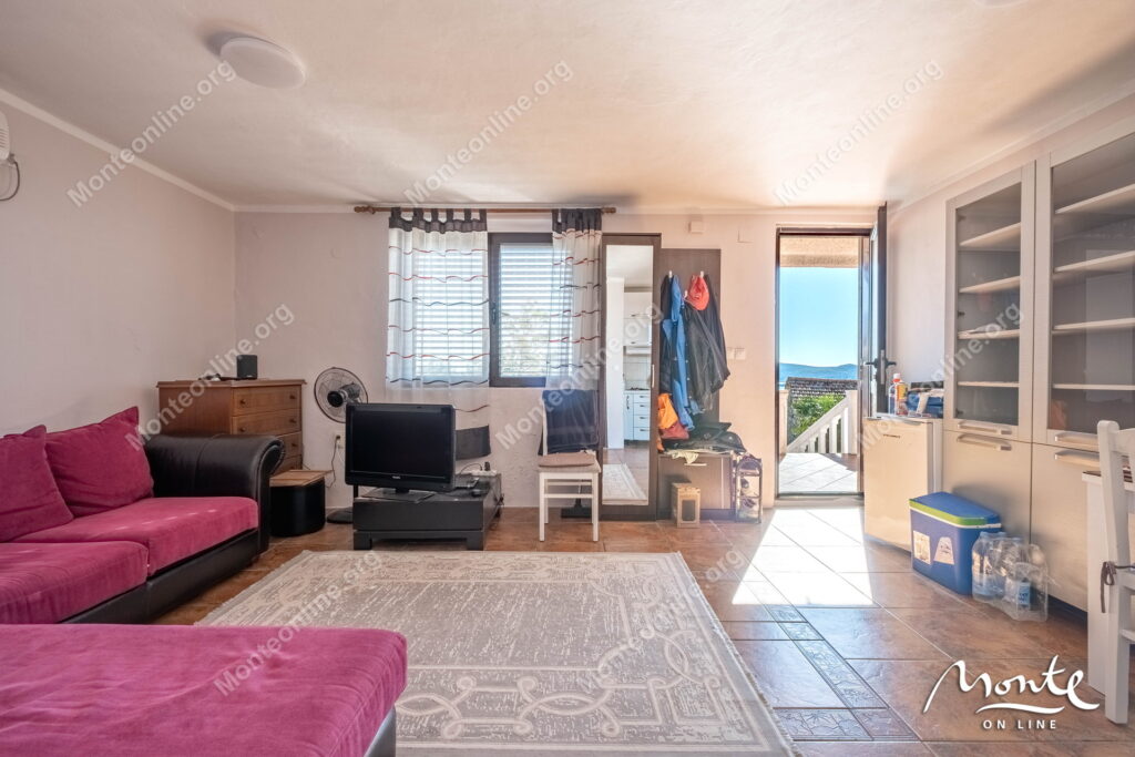 uyutnyj 2 etazhnyj dom s sadom i vidom na kotorskij zaliv v tivate 08