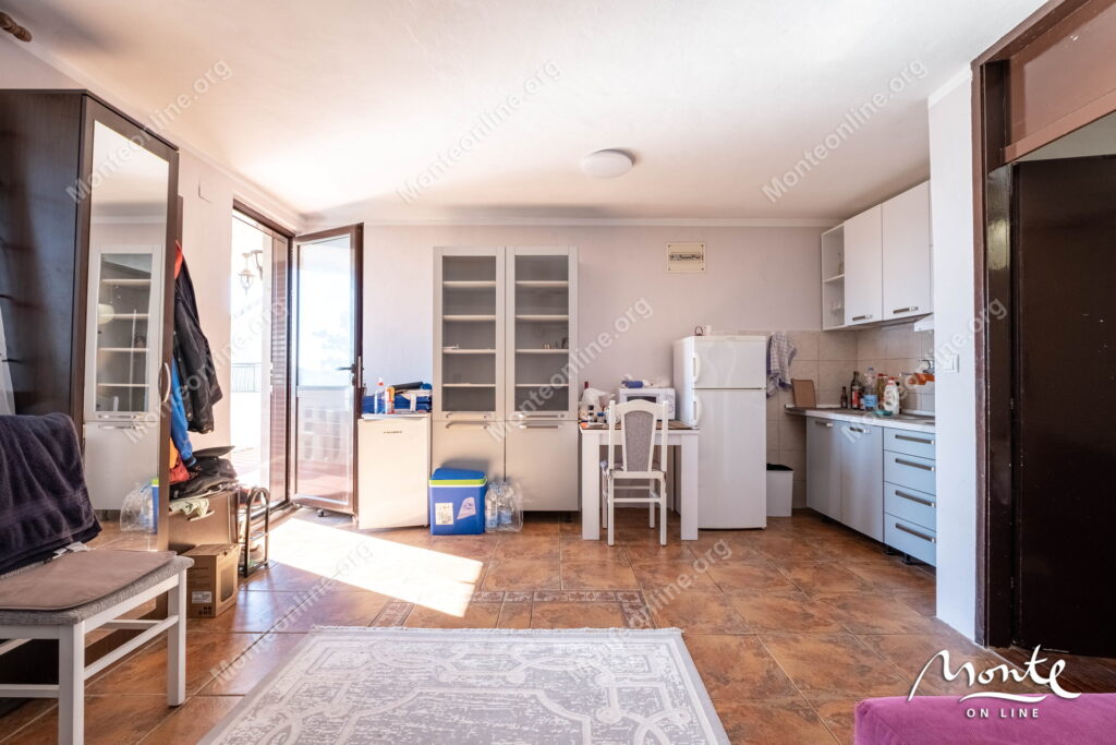 uyutnyj 2 etazhnyj dom s sadom i vidom na kotorskij zaliv v tivate 09