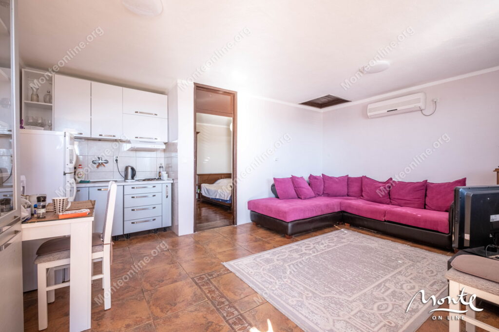 uyutnyj 2 etazhnyj dom s sadom i vidom na kotorskij zaliv v tivate 10