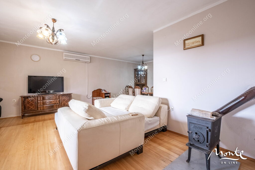 uyutnyj 2 etazhnyj dom s sadom i vidom na kotorskij zaliv v tivate 11