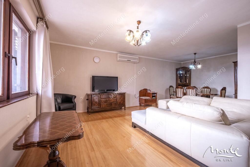 uyutnyj 2 etazhnyj dom s sadom i vidom na kotorskij zaliv v tivate 12