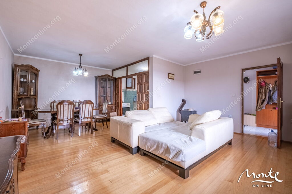 uyutnyj 2 etazhnyj dom s sadom i vidom na kotorskij zaliv v tivate 13