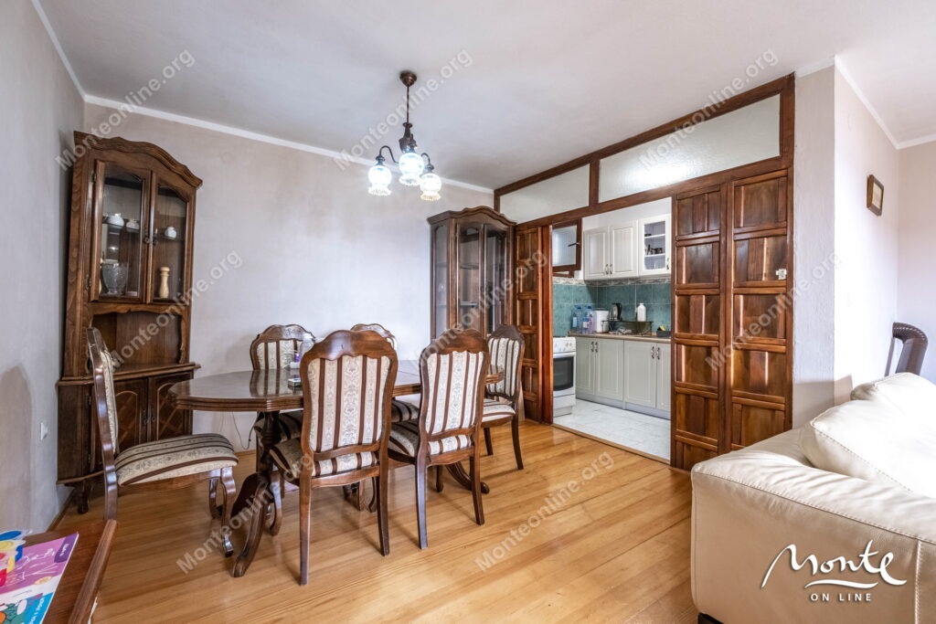 uyutnyj 2 etazhnyj dom s sadom i vidom na kotorskij zaliv v tivate 15