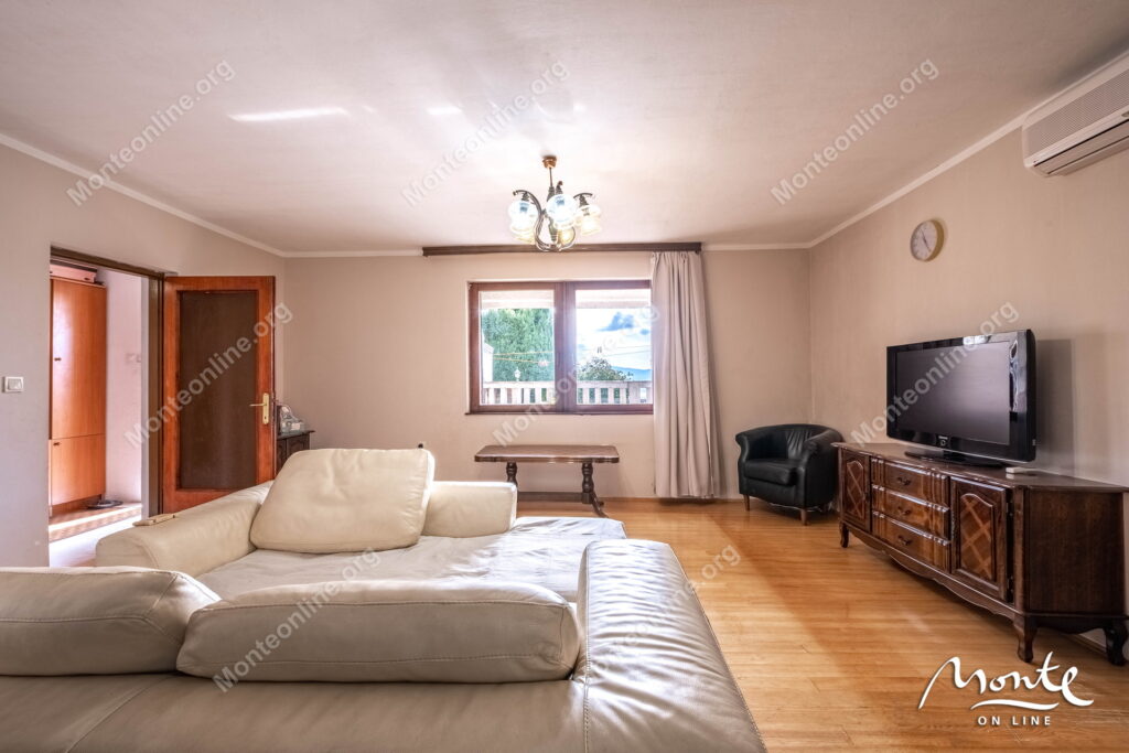 uyutnyj 2 etazhnyj dom s sadom i vidom na kotorskij zaliv v tivate 16