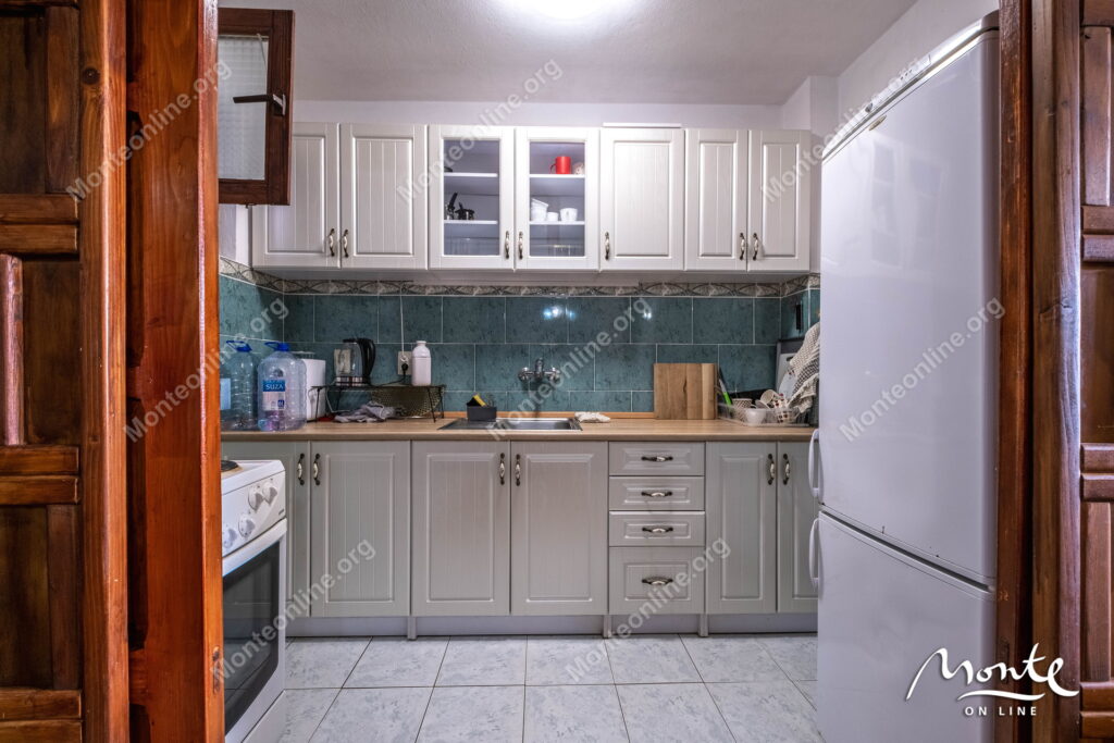 uyutnyj 2 etazhnyj dom s sadom i vidom na kotorskij zaliv v tivate 17