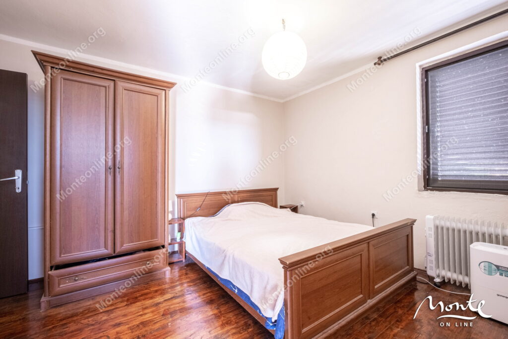 uyutnyj 2 etazhnyj dom s sadom i vidom na kotorskij zaliv v tivate 18