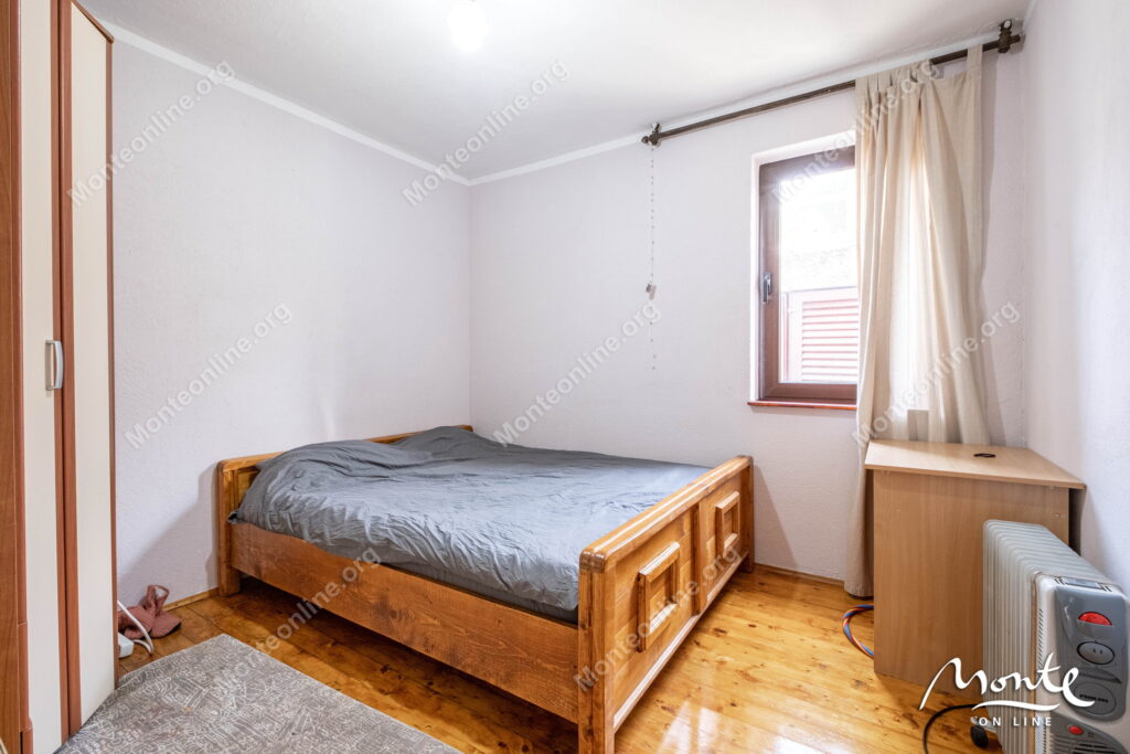 uyutnyj 2 etazhnyj dom s sadom i vidom na kotorskij zaliv v tivate 19