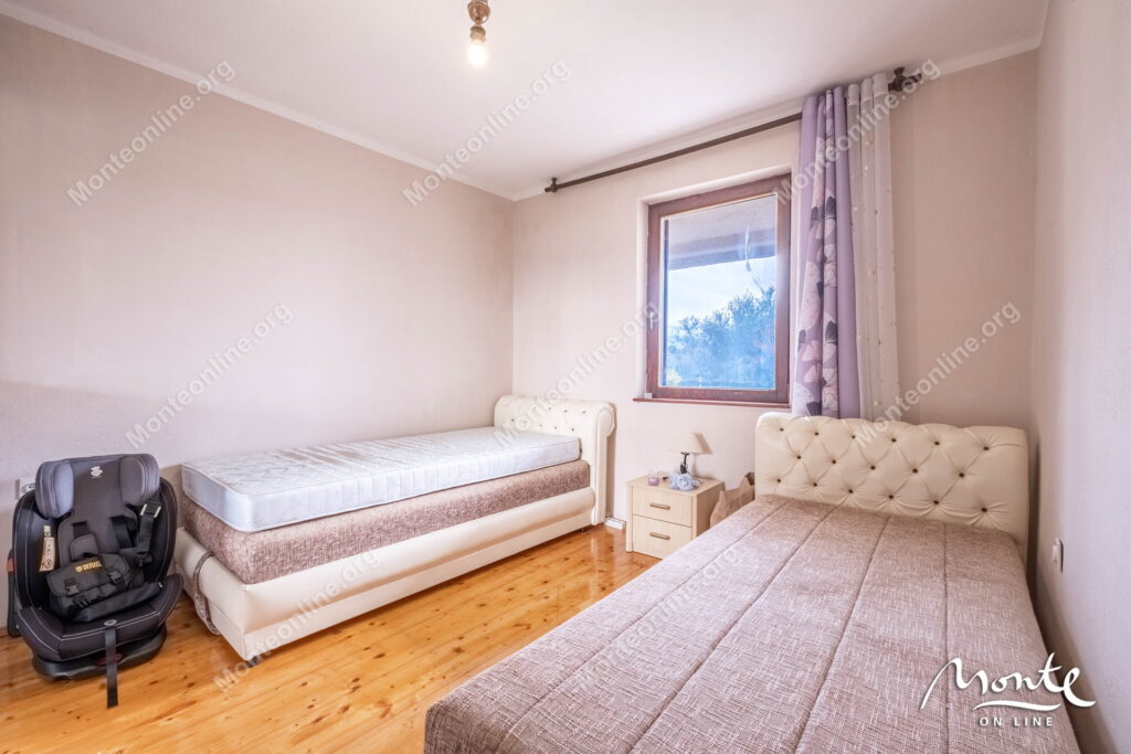 uyutnyj 2 etazhnyj dom s sadom i vidom na kotorskij zaliv v tivate 20