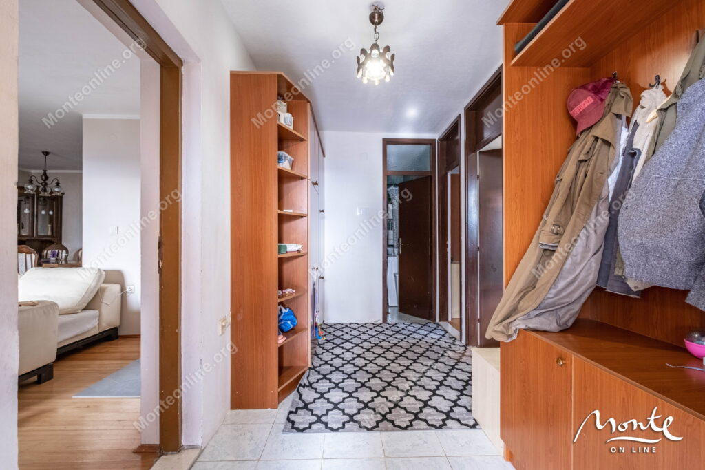 uyutnyj 2 etazhnyj dom s sadom i vidom na kotorskij zaliv v tivate 21