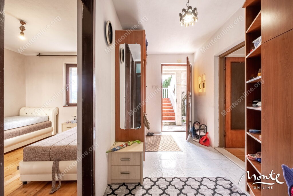 uyutnyj 2 etazhnyj dom s sadom i vidom na kotorskij zaliv v tivate 22