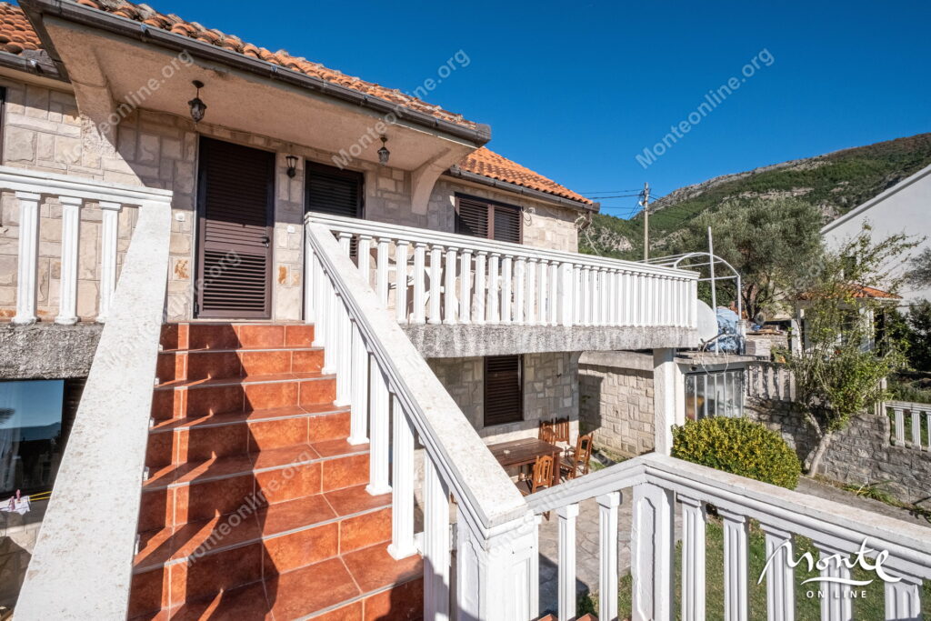 uyutnyj 2 etazhnyj dom s sadom i vidom na kotorskij zaliv v tivate 25