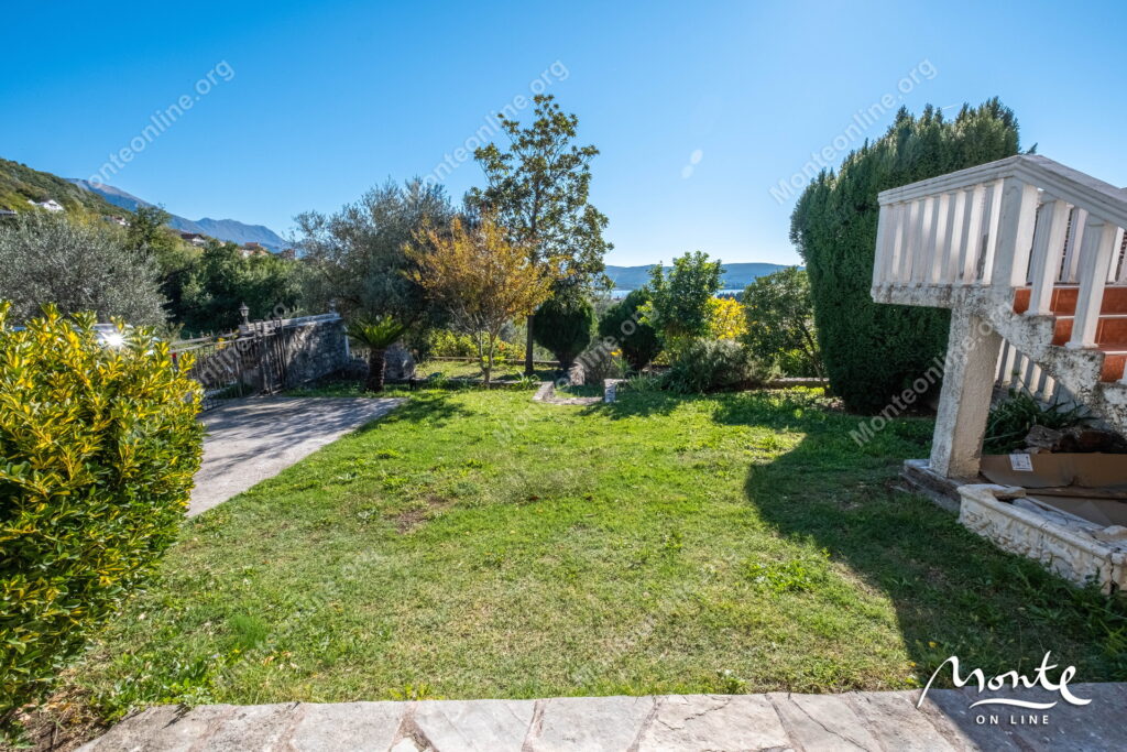 uyutnyj 2 etazhnyj dom s sadom i vidom na kotorskij zaliv v tivate 27