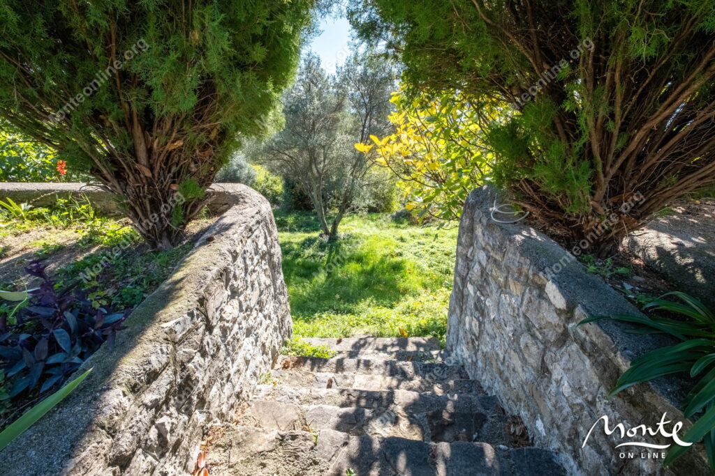 uyutnyj 2 etazhnyj dom s sadom i vidom na kotorskij zaliv v tivate 28