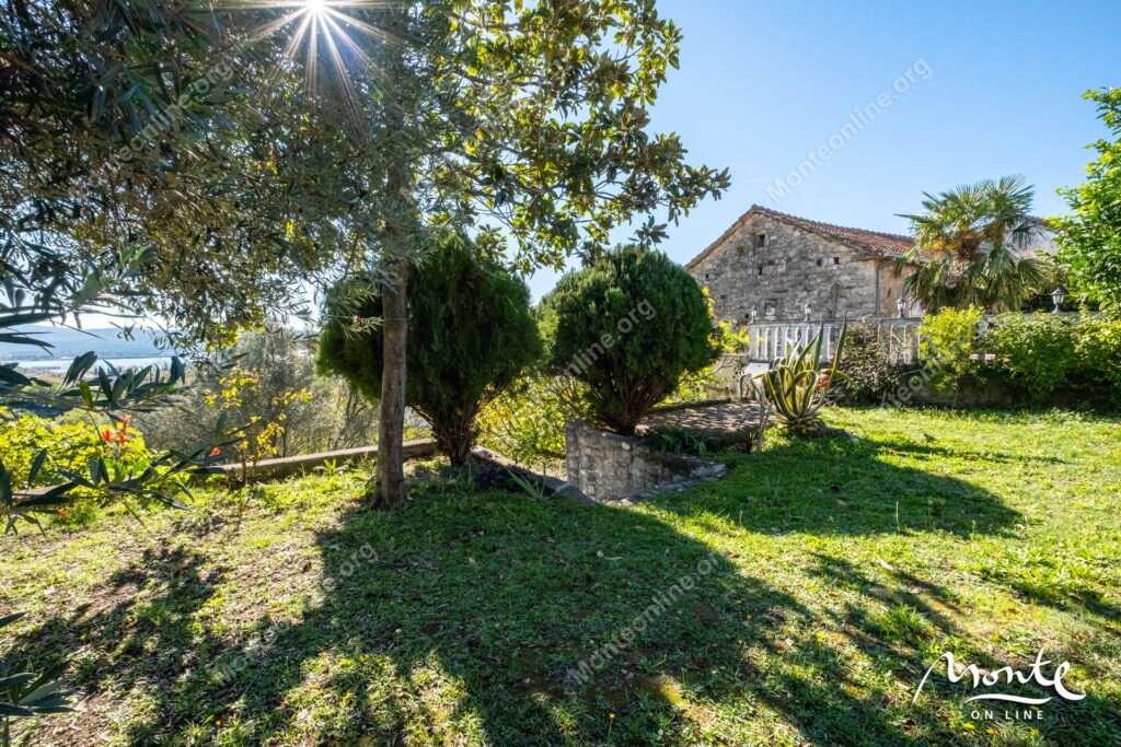 uyutnyj 2 etazhnyj dom s sadom i vidom na kotorskij zaliv v tivate 29