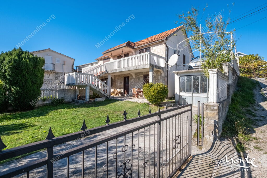 uyutnyj 2 etazhnyj dom s sadom i vidom na kotorskij zaliv v tivate 31