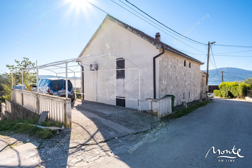 uyutnyj 2 etazhnyj dom s sadom i vidom na kotorskij zaliv v tivate 32