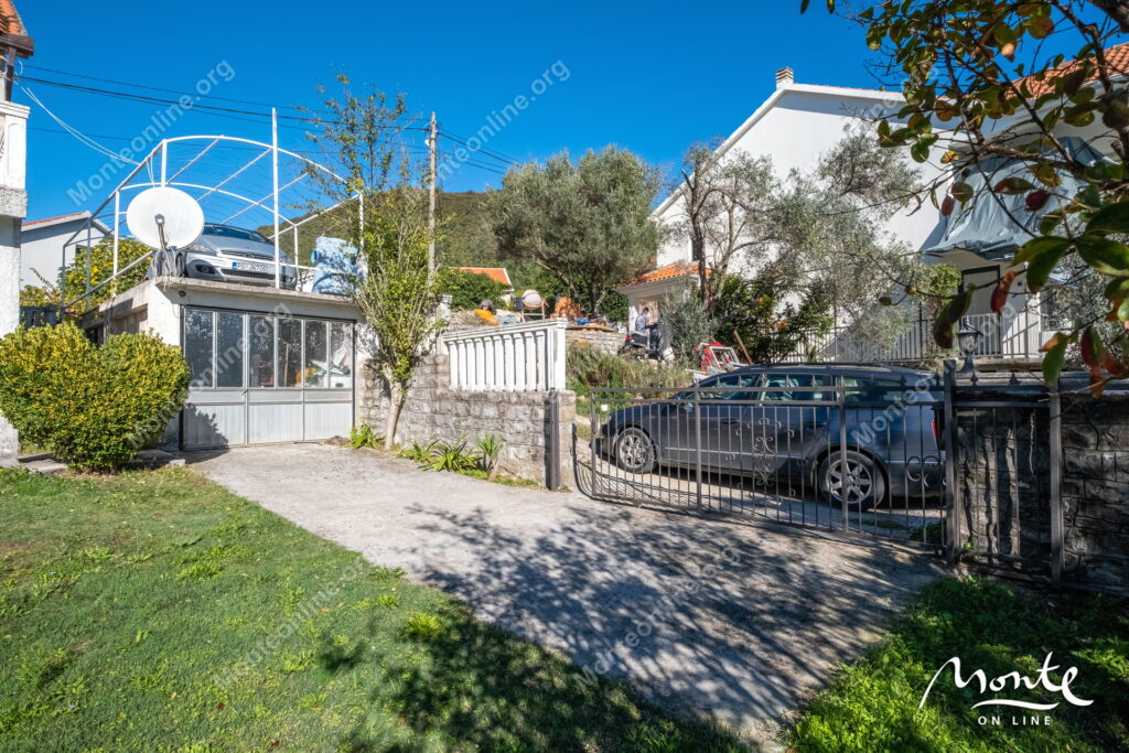 uyutnyj 2 etazhnyj dom s sadom i vidom na kotorskij zaliv v tivate 33