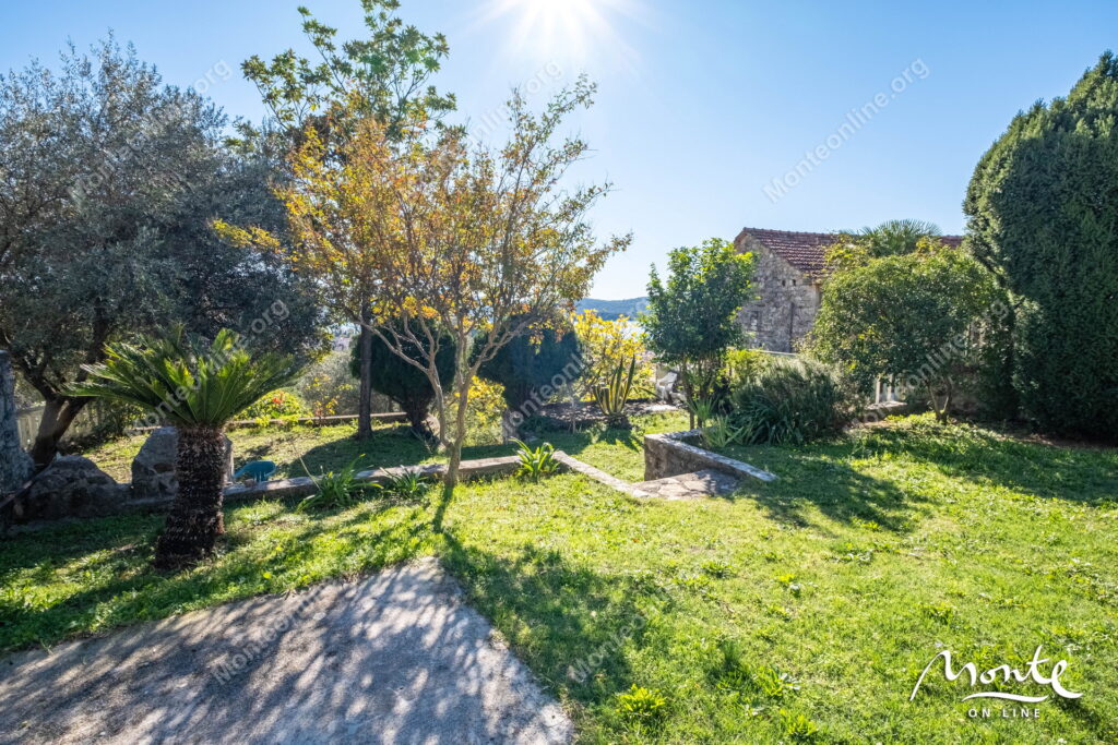 uyutnyj 2 etazhnyj dom s sadom i vidom na kotorskij zaliv v tivate 34